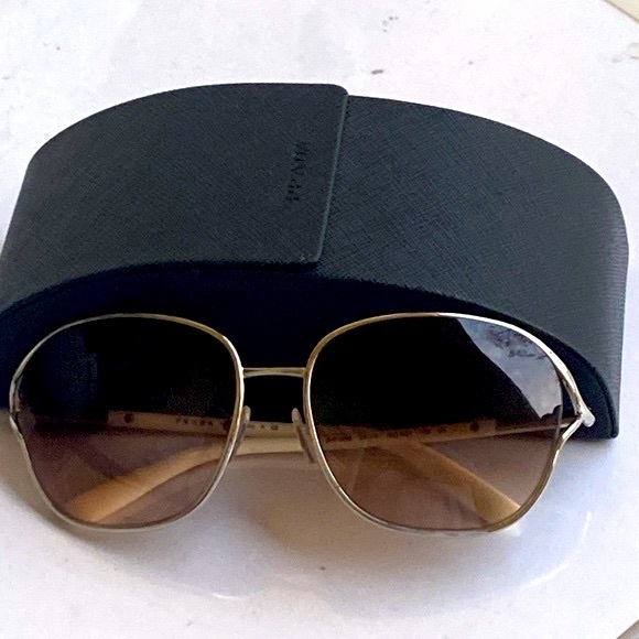 Prada vintage sunglasses 😎 with case made in Italy white temples silver frame - Picture 2 of 16